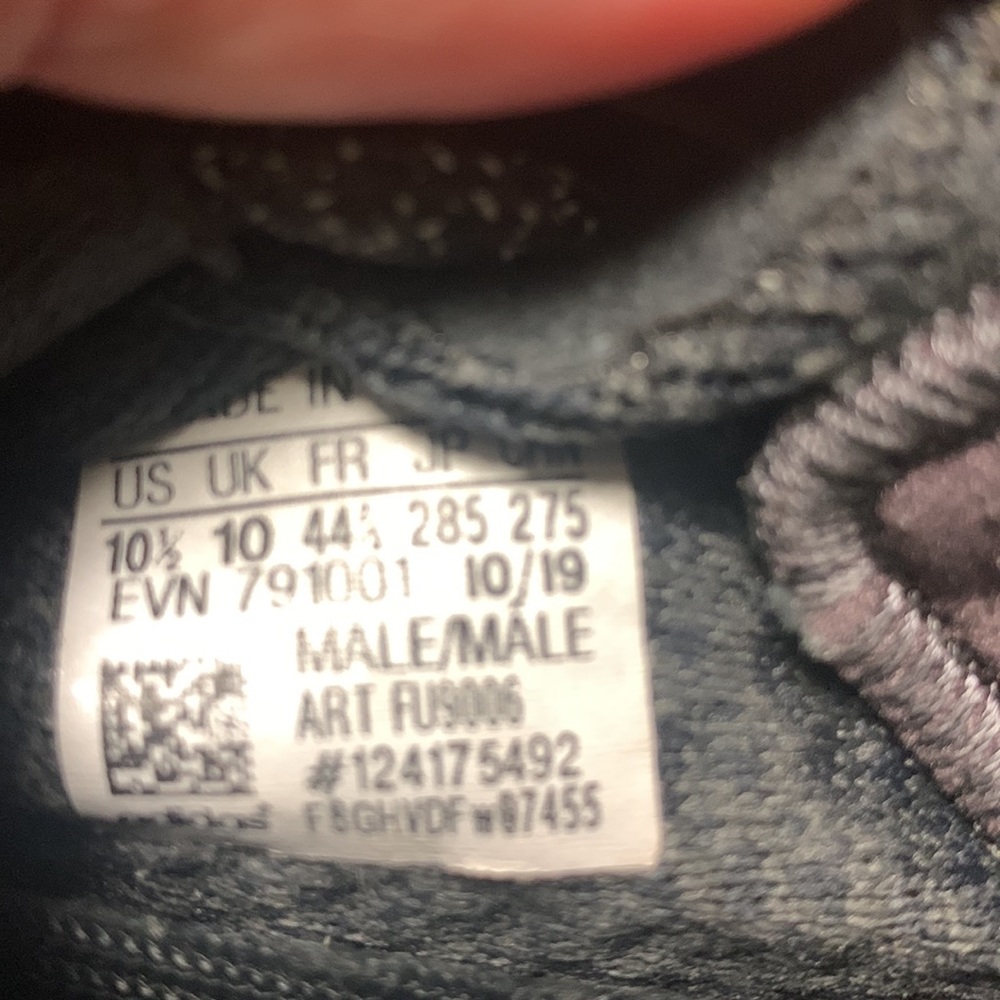 Authentic Yeezy - size 10.5 - Picture 5 of 5